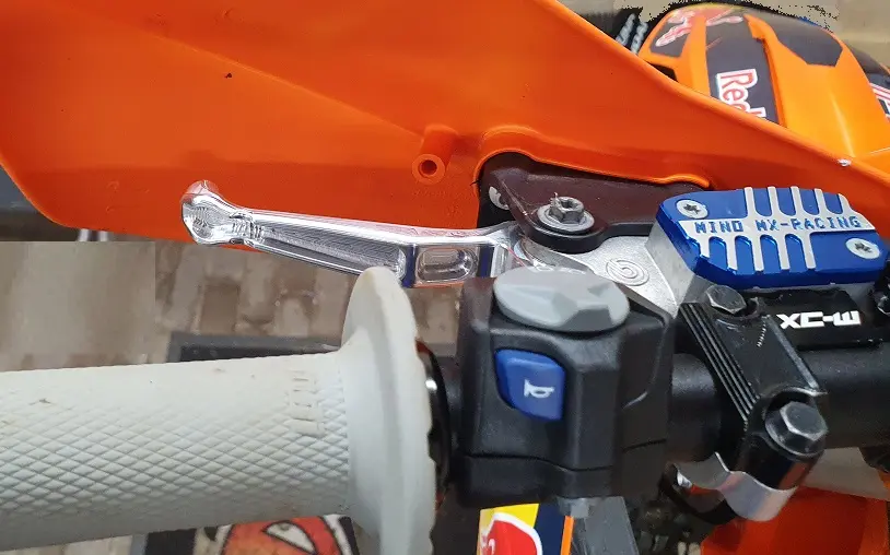 MINO : ( 13-7001 ) BREMBO Koppelingshendel cmpleet. super licht werkend
