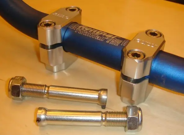 MINO : ( 13-3001 ) Handlebar clampset 28.6 mm offset KX/CR